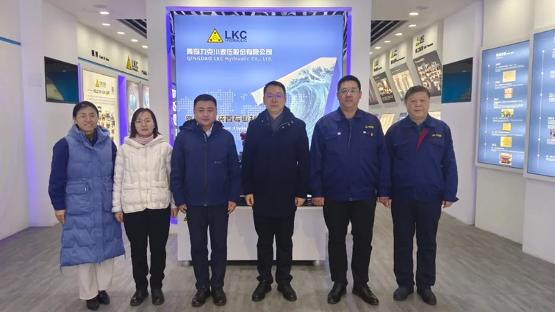 高新區(qū)工委委員、管委副主任張建軍一行蒞臨青島力克川液壓股份有限公司調(diào)研指導(dǎo)1.jpg